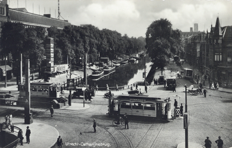 2133 Gezicht op de Stadsbuitengracht te Utrecht met op de voorgrond de Catharijnebrug en rechts de Catharijnesingel.